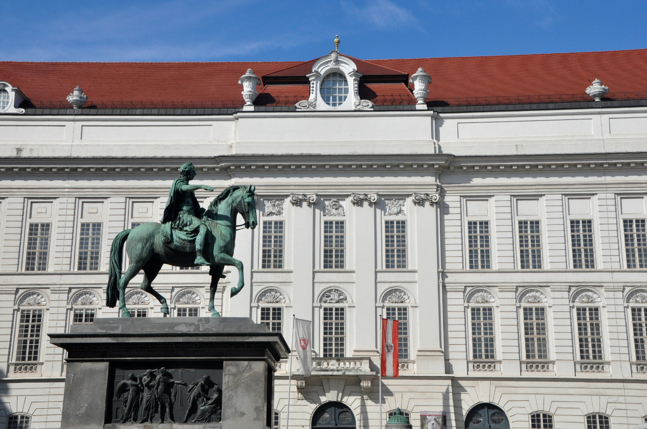  |Hofburg, Josefsplatz mit Reiterstandbild Josef II., hinten Hofbibiliothek  (18. Jhdt.)
